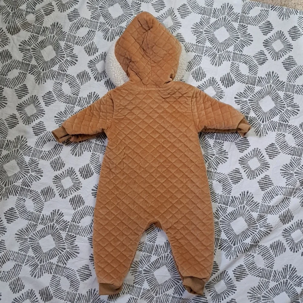Tahari Baby quilted velour fleece lined hood full zip onesie sz6-9mos